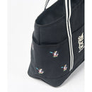 ベストスポーツ Munsingwear（マンシングウェア）製品。Munsingwear グリーンキーパーペンギンデザイン刺繍飛び柄トートバッグ 25SS MG5STT04L