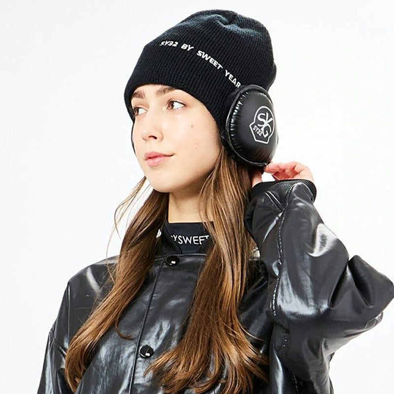 ベストスポーツ SY32 by SWEETYEARS（エスワイサーティトゥバイスィートイヤーズ）製品。SY32 by SWEETYEARS BACK ARM EARMUFF 24FW SYG-24A109