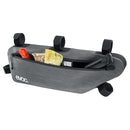 ベストスポーツ evoc（イーボック）製品。EVOC イーボック メンズ 自転車 フレームバッグ フレームパックM 3.5L 102807121M 23SS 春夏 互換性 防水ジッパー フレーム保護 カーボングレー スティール