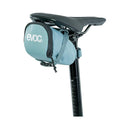 ベストスポーツ evoc（イーボック）製品。EVOC イーボック メンズ 自転車 サドルバッグ シートバッグM0.7L 100605100M 23SS 春夏 バックルで固定 シートポストベルクロ固定 軽量ストレージ ブラック スティール