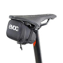 ベストスポーツ evoc（イーボック）製品。EVOC イーボック メンズ 自転車 サドルバッグ シートバッグS0.3L 100605100S 23SS 春夏 バックル固定 ベルクロ固定 反射プリントロゴ ブラック スティール