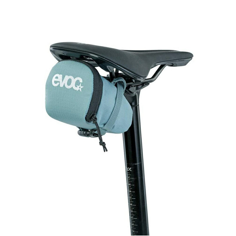 ベストスポーツ evoc（イーボック）製品。EVOC イーボック メンズ 自転車 サドルバッグ シートバッグS0.3L 100605100S 23SS 春夏 バックル固定 ベルクロ固定 反射プリントロゴ ブラック スティール