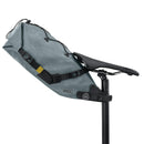 ベストスポーツ evoc（イーボック）製品。EVOC イーボック メンズ 自転車 サドルバッグ シートパックBOAWP8 100611121 23SS 春夏 ボアフィットシステム 防水 安定性 ポリエステル カーボングレー スティール