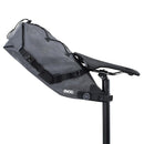ベストスポーツ evoc（イーボック）製品。EVOC イーボック メンズ 自転車 サドルバッグ シートパックBOAWP8 100611121 23SS 春夏 ボアフィットシステム 防水 安定性 ポリエステル カーボングレー スティール