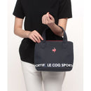 ベストスポーツ le coq sportif（ルコックスポルティフ）製品。Le coq sportif ルコック レディース ゴルフ ポーチ カートポーチ 約23.5×21×17cm 再生ポリエステル QQCVJA41 23SS 春夏 ロゴテープ 開口部スナップボタン合成皮革 ブラック ライム ネイビー