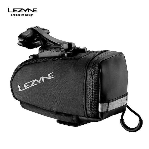 割引対象商品（3,000円以上） LEZYNE（レザイン）製品。LEZYNE レザイン 自転車 アクセサリー バッグ M-CADDY QR サドルバッグ QRマウント付き 中型 クイックリリース機構 ナイロン織物素材 防水ジッパー 反射材入りのテールライトループ ポケット コンパートメント 容量0.5リットル 重量115g ブラック